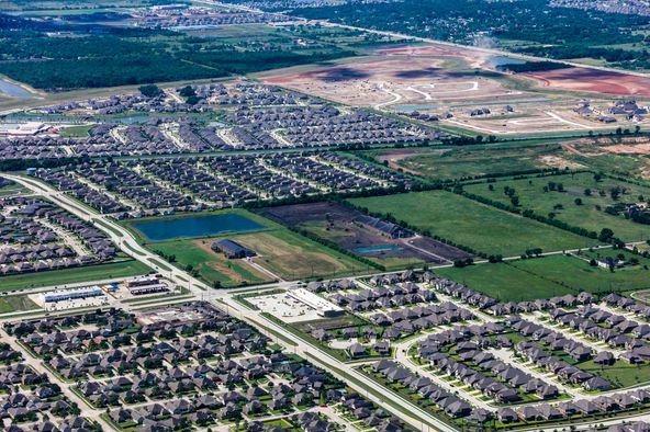 Retail Space | ±1,159 - 2,440 SF | Pearland, TX: 3695 Kirby Dr, Pearland, TX 77584